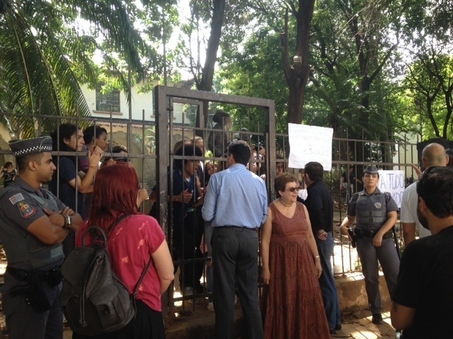 10.nov.2015 - Alunos decidem ocupar Escola Estadual Fernão Dias, em Pinheiros, São Paulo. Eles são contra a reorganização escolar