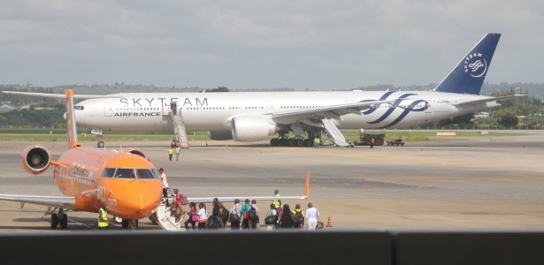 O avião da Air France (ao fundo) fez pouso de emergência no Quênia - Jacob Teddy/Xinhua