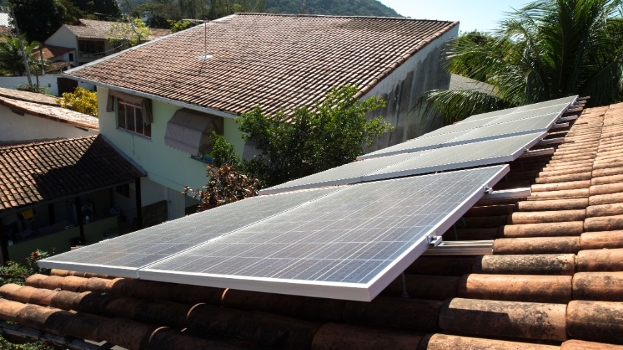 Painel solar instalado na casa de uma professora de enfermeira, que reduziu conta de luz de R$ 400 para R$ 80 ao mês - Ricardo Borges/Folhapress