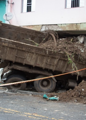 23.fev.2016 - Um caminhão carregado com terra bateu em uma Kombi e invadiu uma casa em Sapopemba, na zona leste de São Paulo - Florio E./Futura Press/Estadão Conteúdo