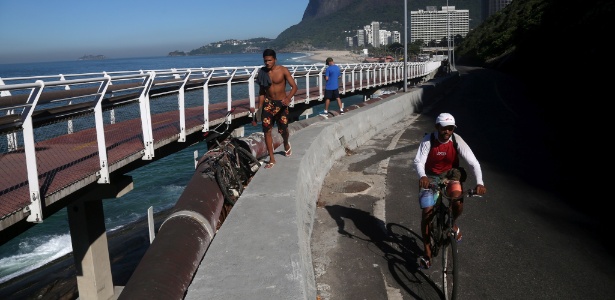 Ciclistas e pedestres se arriscam na av. Niemeyer, no Rio de Janeiro - Custódio Coimbra/Agência O Globo