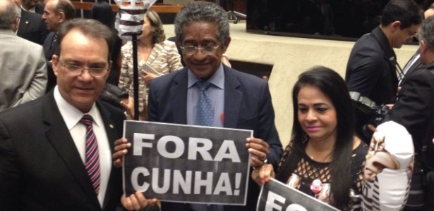 Deputados levam bonecos de Cunha presidiário para a Câmara - Leandro Prazeres/UOL