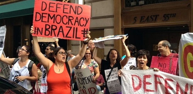 Em Nova York, cerca de dez pessoas pedem a saída de Temer ao grito de "golpista" - Reprodução/Twitter/@BrazilDemocracy