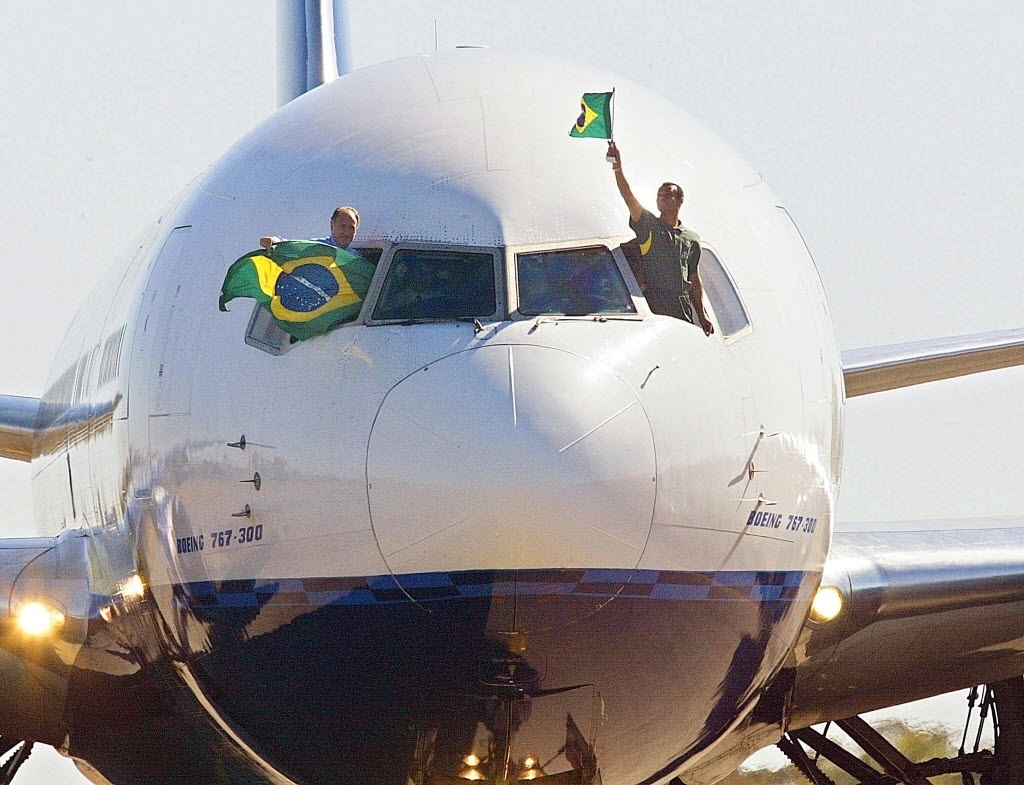 Técnico Luis Felipe Scolari e capitão Cafu na volta da seleção da Copa de 2002 - Marcia Gouthier - 02.07.2002/Folhapress