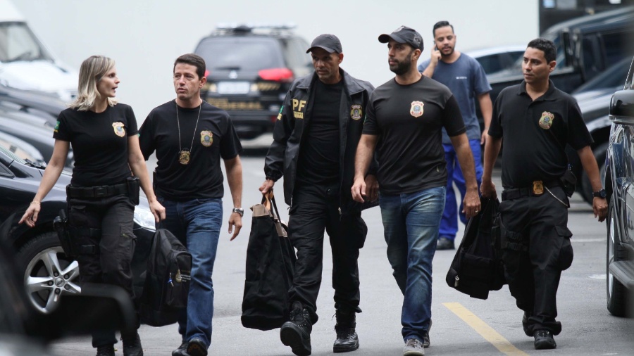 Agentes da Polícia Federal durante operação no Rio, em 2017 - José Lucena/Futura Press/Estadão Conteúdo