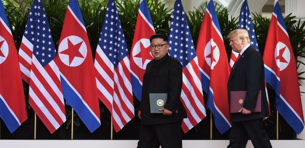 12.jun.2018 - O líder norte-coreano Kim Jong-Un e Donald Trump, presidente dos EUA, entram na sala em que aconteceu o primeiro aperto de mão dos dois - Anthony Wallace/AFP Photo