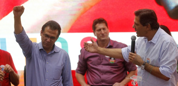 O candidato do PT ao governo do Estado de São Paulo, Luiz Marinho (esq) e o ex-prefeito da capital Fernando Haddad