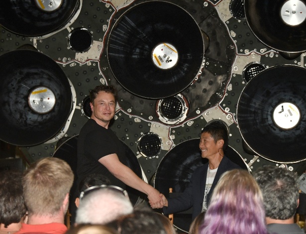 Elon Musk, fundador da SpaceX, cumprimenta o empresário japonês Yusaku Maezawa ao anunciar viagem em torno da Lua - Gene Blevins