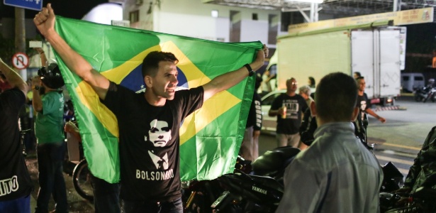 20.set.2018 - Manifestação pró-Bolsonaro antes do debate da TV Aparecida