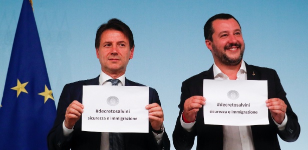 Premiê italiano, Giuseppe Conte, e o Ministro do Interior, Matteo Salvini, comemoram aprovação de novo decreto - Alessandro Bianchi/Reuters