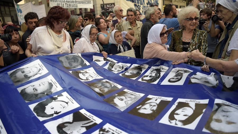 Mães e avós da Praça de Maio levam faixa com retratos de desaparecidos durante o regime militar argentino, em foto de 2018 Mães e avós da Praça de Maio levam faixa com retratos de desaparecidos durante o regime militar argentino, em foto de 2018