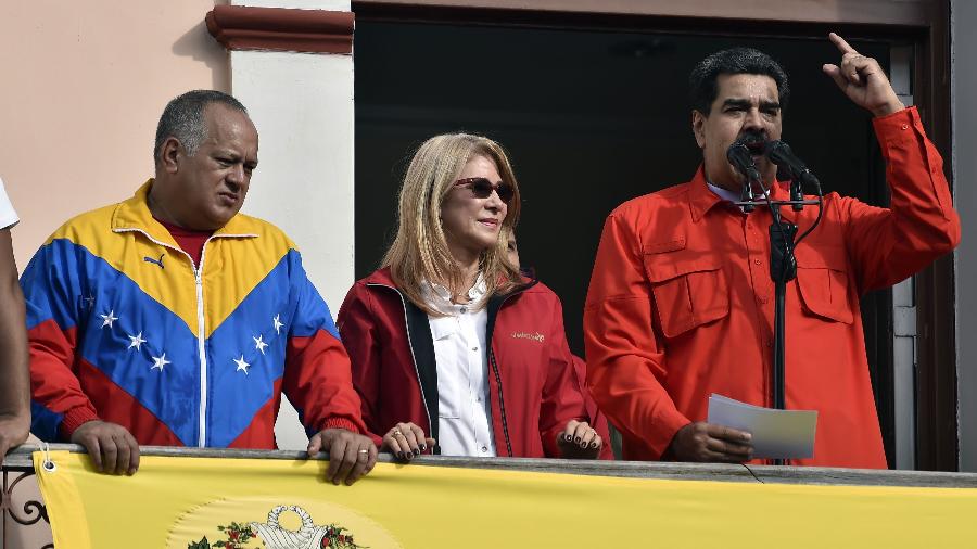 23.jan.2019 - Nicolás Maduro fala a apoiadores ao lado de sua esposa Cilia Flores (esq) e da vice-presidente da Venezuela, Delcy Rodriguez - Luis Robayo/AFP