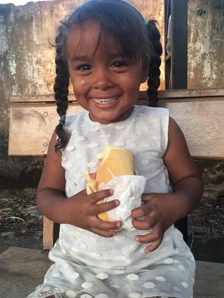 Menina venezuelana chora ao morder sanduíche ganhado de brasileiros - Aliança de Misericórdia