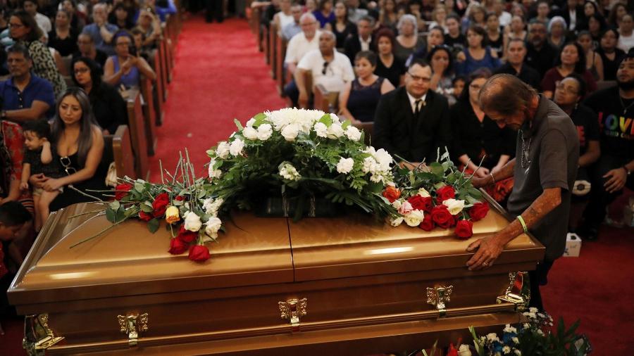 Antonio Basco sobre o caixão da esposa Margie Reckard, assassinada no ataque de El Paso - IVAN PIERRE AGUIRRE/ REUTERS