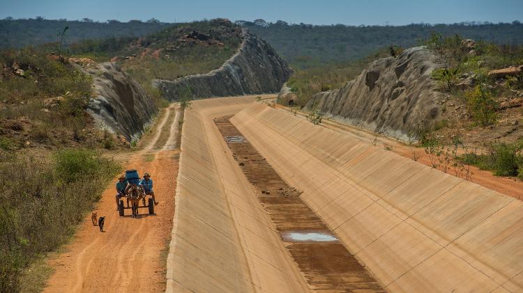 Agricultores de Sertânia buscam água ao lado de canal seco da transposição do rio São Francisco  - Leo Caldas/Folhapress