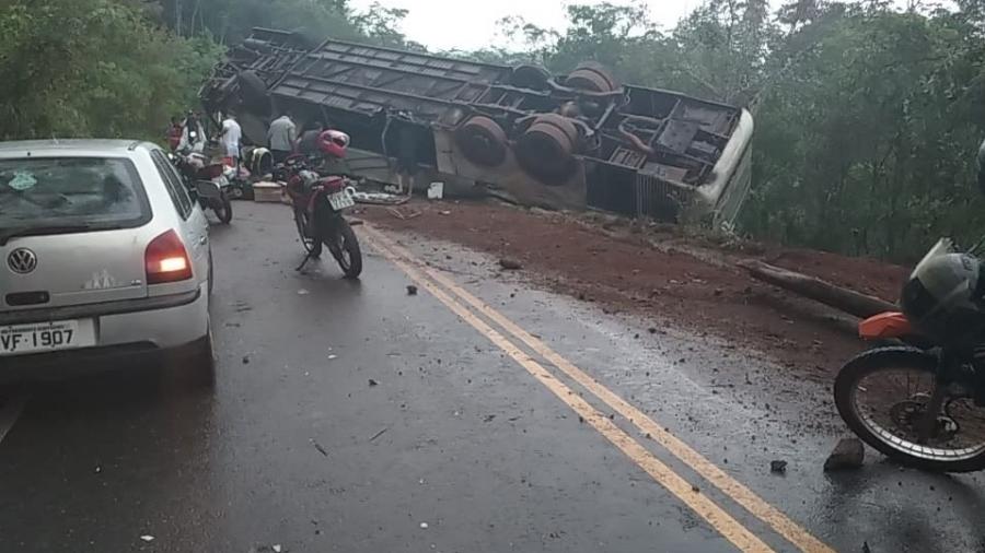 18.nov.2019 - Ônibus capota na estrada entre Montes Claros e Governador Valadares - Divulgação/CBMMG