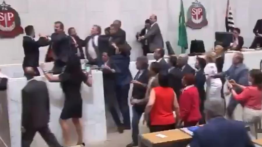 Deputados brigam durante sessão na Alesp - Reprodução