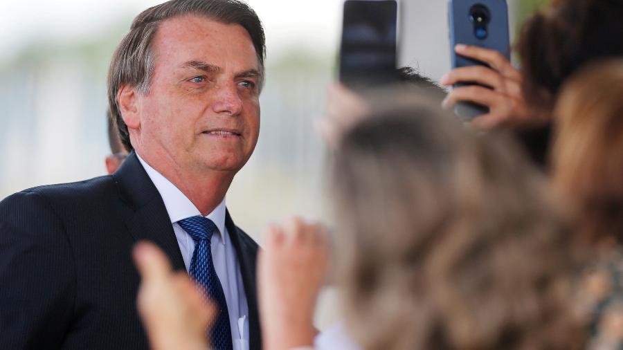 Presidente Jair Bolsonaro posa para fotos ao deixar Palácio da Alvorada - 