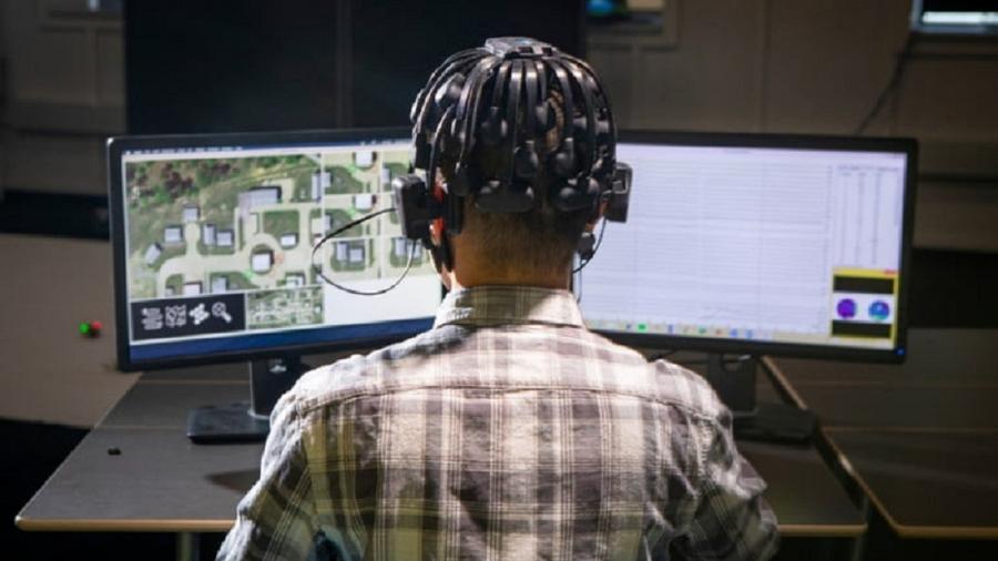 Jovem tem as ondas cerebrais monitoradas enquanto joga vídeo game - Universidade de Buffalo