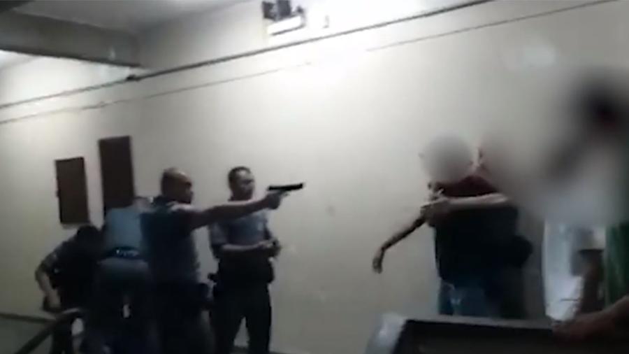 Policial flagrado apontando arma contra estudantes em escola estadual de São Paulo - 18.fev.2020 - Reprodução
