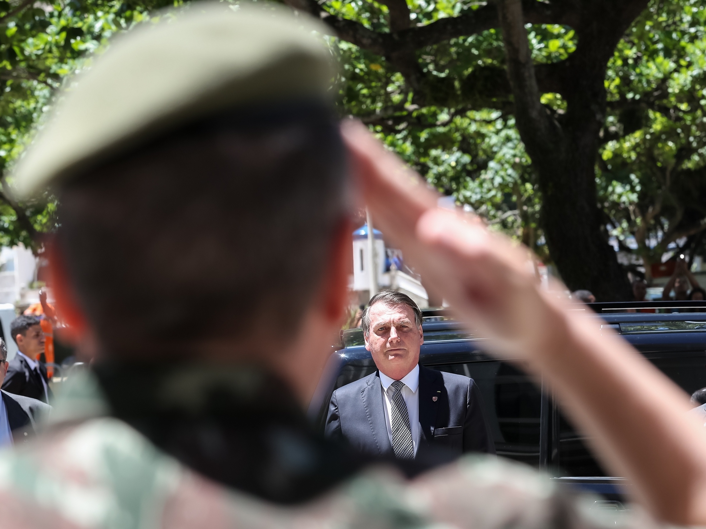 Diante da insatisfação dos generais, Bolsonaro procura os cadetes