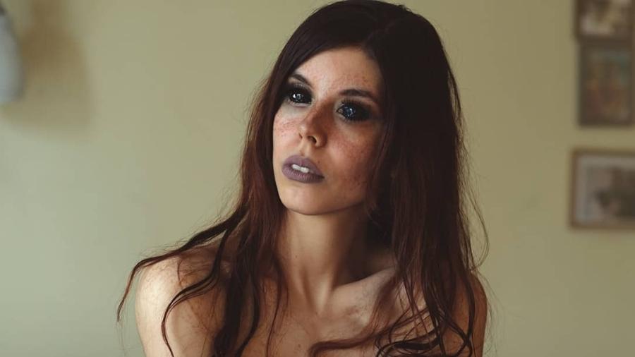 Modelo polonesa Aleksandra Sadowska já perdeu praticamente toda a visão depois de pintar os olhos de preto - Reprodução/Instagram/anoxi_cime