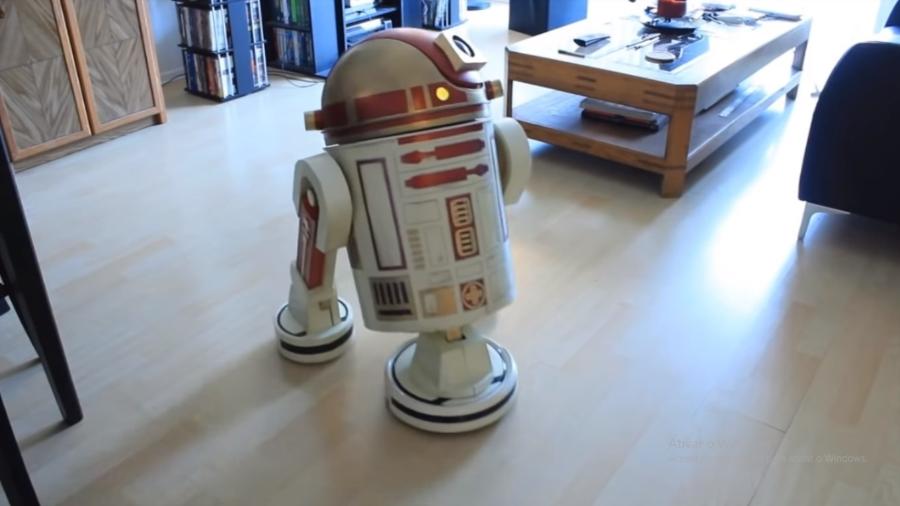 Matthew Scott Hunter mostra em vídeo no YouTube seu aspirador de robô como R2-D2 de Star Wars - Reprodução/YouTube