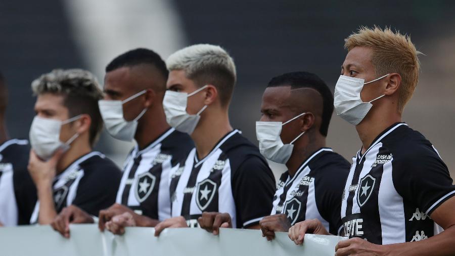 Jogadores do Botafogo de máscara em partida disputada antes da paralisação do futebol devido ao coronavírus - RICARDO MORAES
