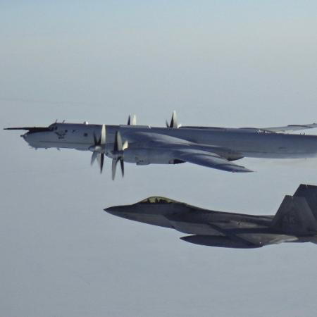 Caça F-22 intercepta avião russo de reconhecimento - Caça F-22 intercepta avião russo de reconhecimento
