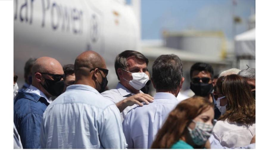Presidente Jair Bolsonaro na inauguração da Usina Termelétrica Porto de Sergipe. Ele resolveu ser um reacionário, mas nos bracos do povo. Não combina com o reacionarismo de Guedes, que não gosta "disso daí" - Raul Spinassé/Folhapress