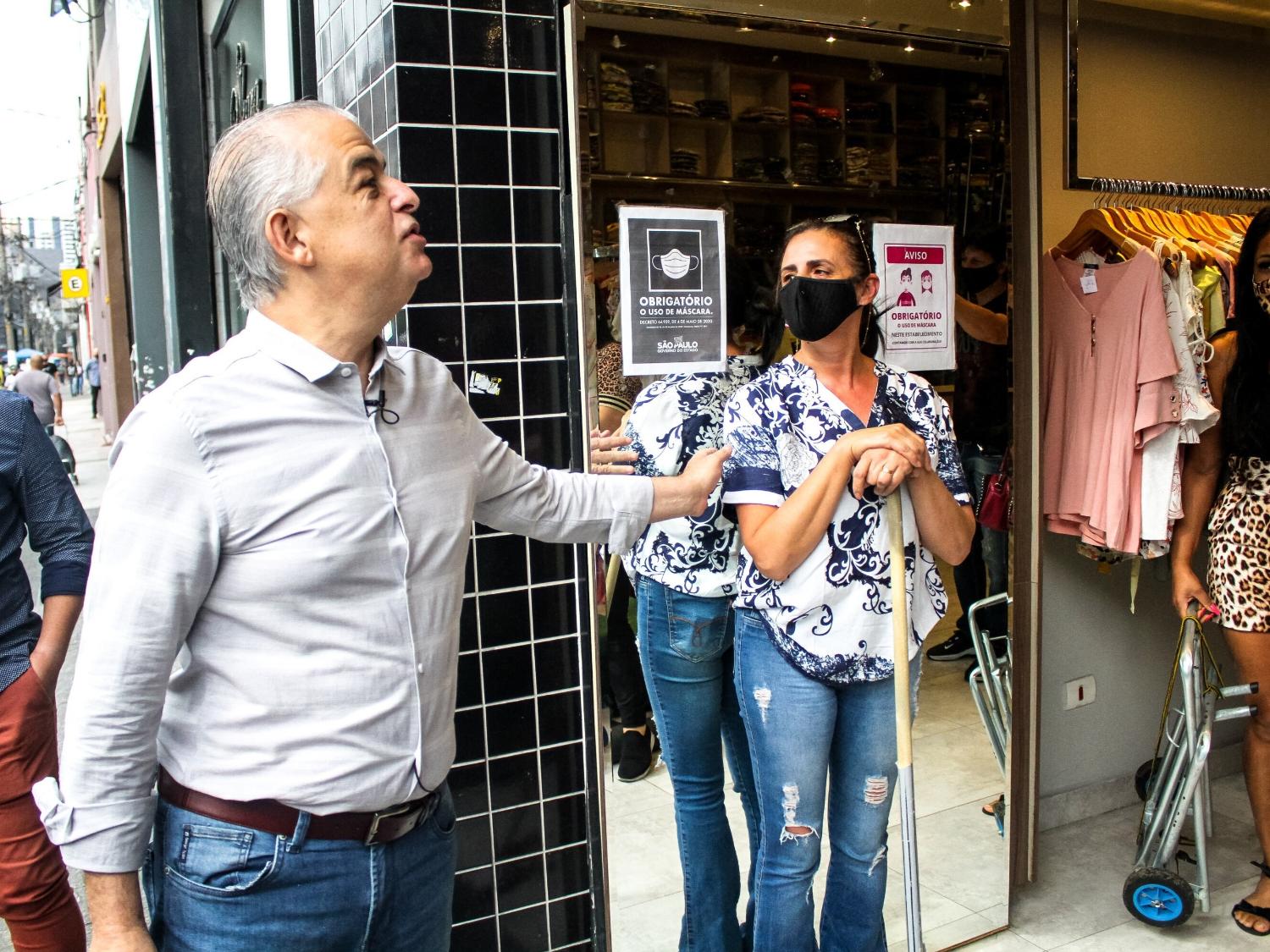 Márcio França (PSB) caminha sem máscara durante visita ao comércio do Brás - BRUNO ESCOLASTICO/ESTADÃO CONTEÚDO