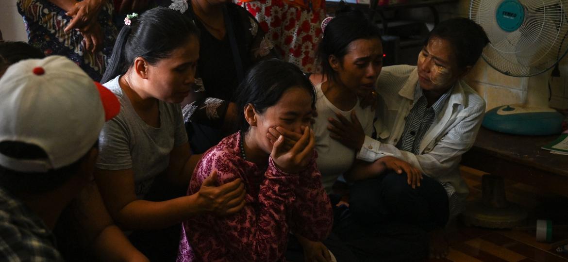 A família do manifestante Chit Min Thu, que foi morto por tiro disparado por forças de segurança de Mianmar - STR/AFP