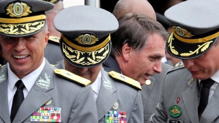Em foto de 2018, Bolsonaro em cerimônia de graduação das Agulhas Negras; episódio da última terça indicou cisão do presidente om a cúpula militar - Reuters
