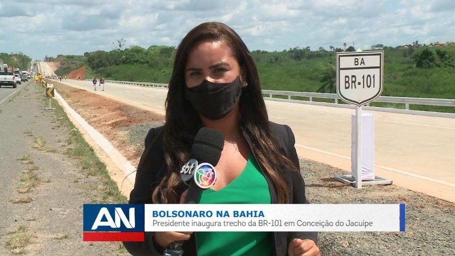A jornalista Driele Veiga durante a cobertura da visita de Bolsonaro à Bahia, nesta segunda-feira (26) - Reprodução/ TV Aratu 