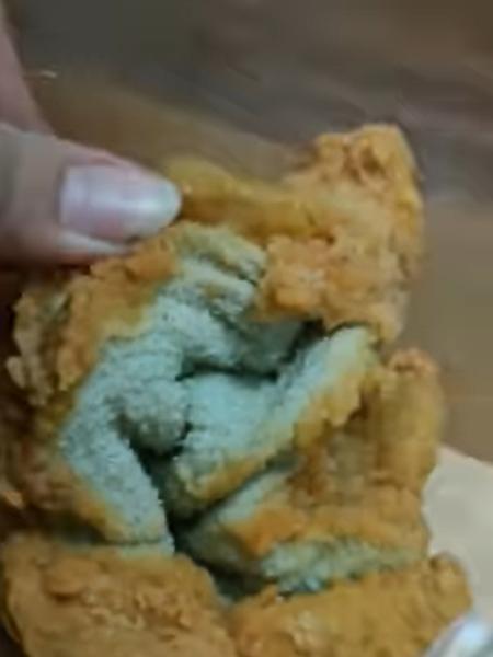 Toalha frita foi enviada no meio da comida de Alique Perez - Reprodução/Facebook