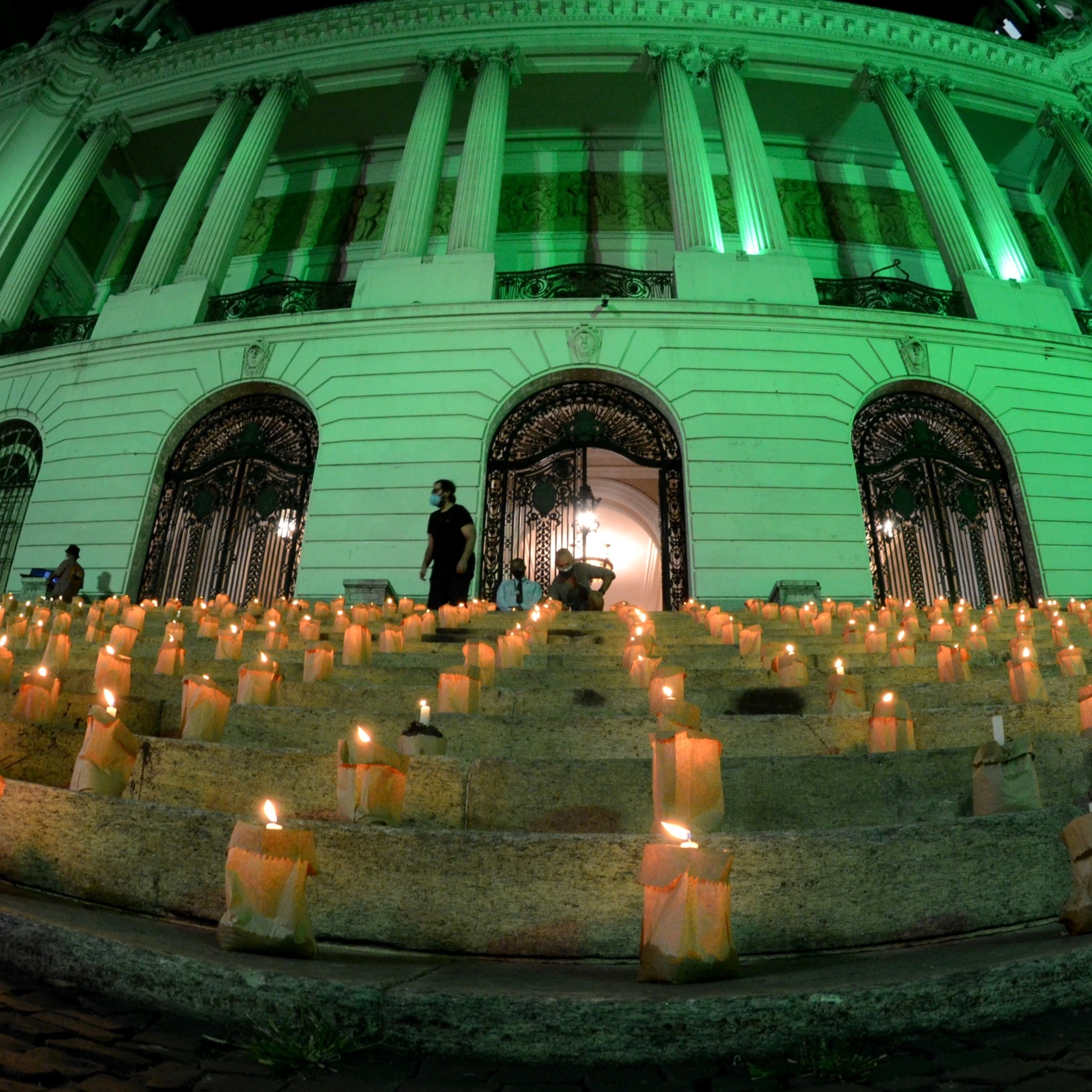 Atos pelo Brasil homenageiam vítimas da covid-19