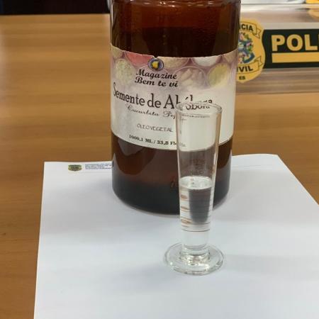 Polícia exibiu amostra de óleo comprado por casal no Espírito Santo, composto de glicerina e dietilenoglicol - Reprodução/Polícia Civil do ES