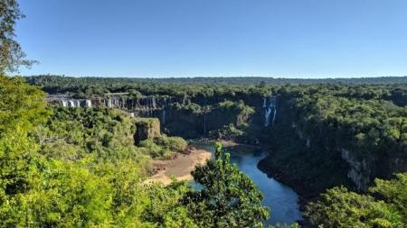 As Cataratas do Iguaçu foram impactadas pela baixa vazão dos rios na Bacia do Paraná - Karine Felipe/BBC - Karine Felipe/BBC