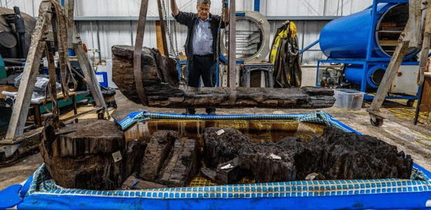 Caixão de 4 mil anos é encontrado | Descoberta acidental estava enterrada em campo de golfe na Inglaterra