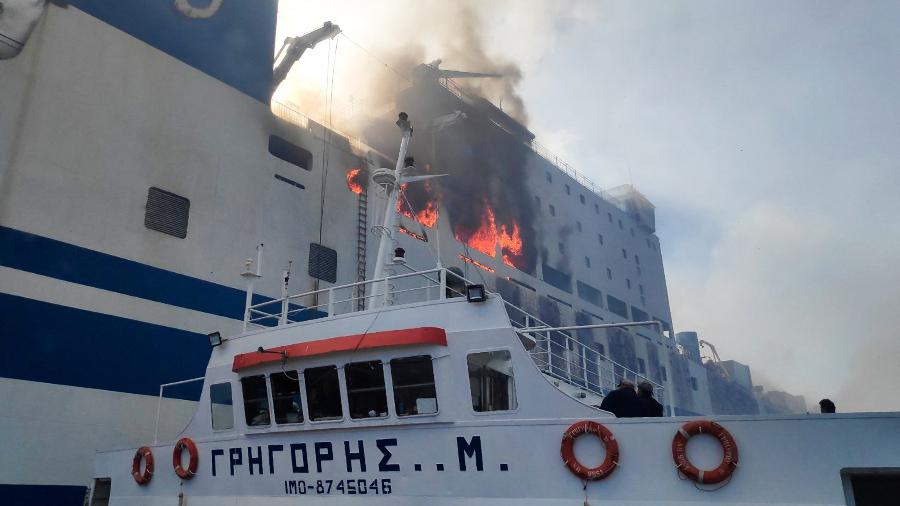 18.fev.2022 - Navio se aproxima do Euroferry Olympia em chamas perto da ilha grega de Corfu, no Mar Jônico, com 237 passageiros e 51 tripulantes a bordo - GREEK FIRE SERVICE / AFP