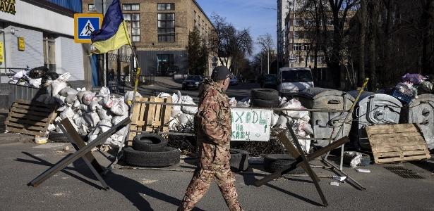 15.mar.2022 - Bandeira da Ucrânia é exibida em um posto de controle militar no centro de Kiev