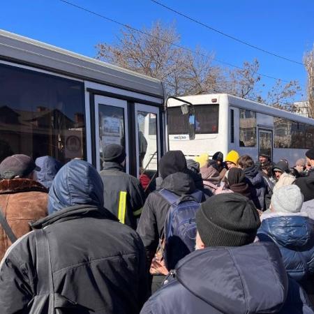 22.mar.2022 - Moradores de Mariupol entram em ônibus na cidade de Berdyansk para pegar o corredor de evacuação - Comitê Executivo de Berdyansk