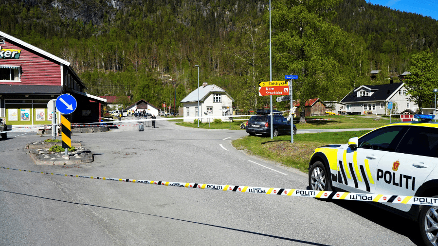 Carro policial mantendo isolamento de área após ataques na região de Numedal, na Noruega - Reprodução/Lise Aserud/NTB/Reuters