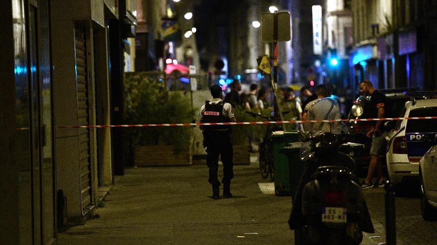 18.jul.2022 - As forças policiais são vistas próximo a um cordão de segurança depois que um atirador matou um indivíduo e feriu outros quatro que estavam sentados no terraço de um bar em Paris, na França. - Christophe ARCHAMBAULT/AFP