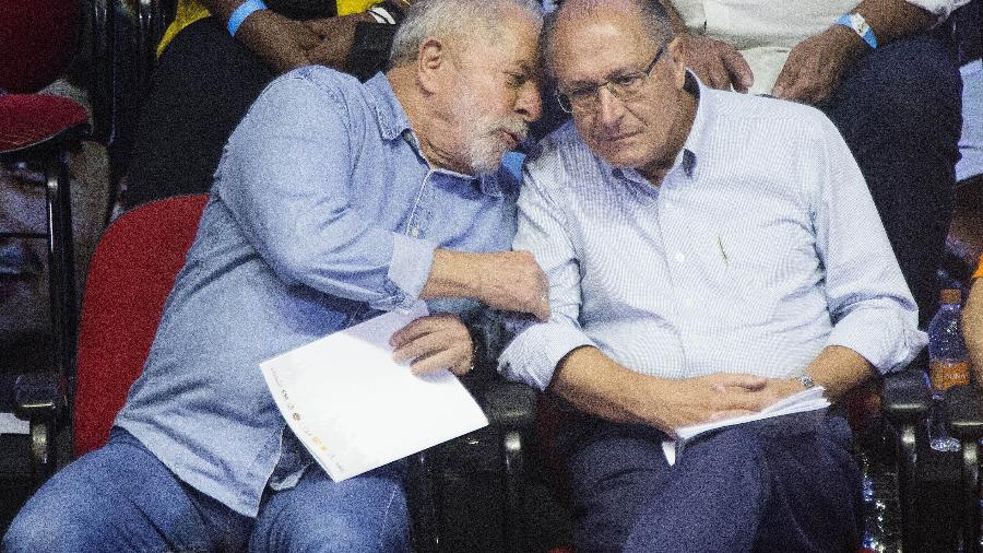 O presidente eleito Luiz Inácio Lula da Silva (PT) e o vice-presidente eleito Geraldo Alckmin (PSB) em conversa durante campanha - Marlene Bergamo/Folhapress