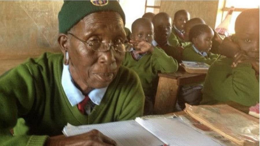 A queniana Priscilla Sitieni, que retornou à escola aos 94 anos - Reprodução/Twitter