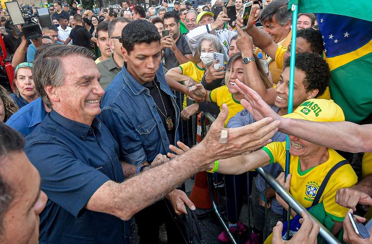 Presidente e candidato à reeleição Jair Bolsonaro (PL), cumprimenta seus apoiadores em evento de campanha política, na Praça da Liberdade, em Belo Horizonte, no dia 24 de agosto de 2022 - Gledston Tavares/DiaEsportivo/Folhapress - Gledston Tavares/DiaEsportivo/Folhapress