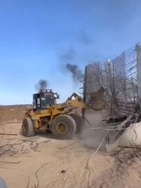 Retroescavadeira é utilizada para derrubar cerca com arame farpado na fronteira da Faixa de Gaza com Israel