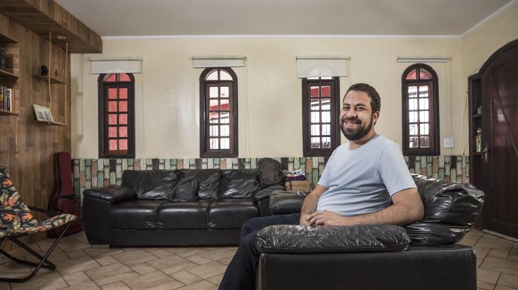 29.out.2020 - Guilherme Boulos mostra a sala de sua casa no Jardim Catanduva, no Campo Limpo