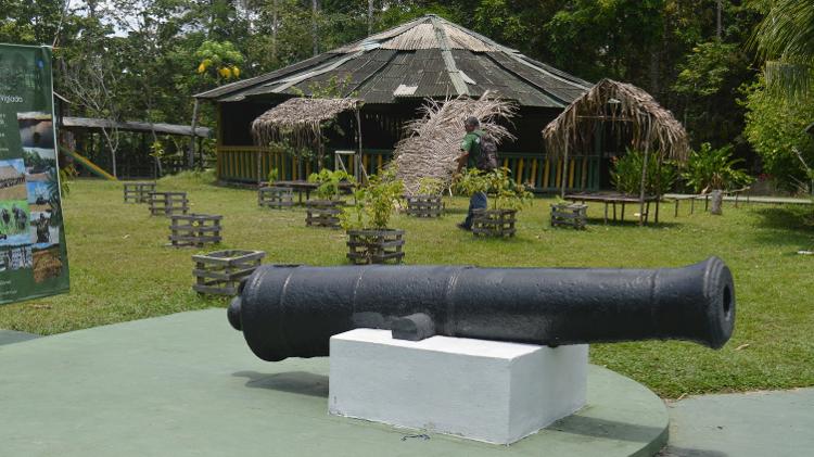 Canhão exposto na base do Exército em Tabatinha (AM) e que era do Forte São Francisco Xavier